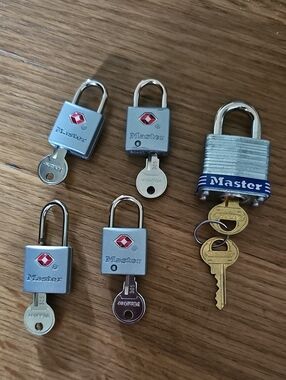 Master Lock Keyed Alike Padlocks Lot of 5 Brass Nickel TSA Approved Luggage Lock